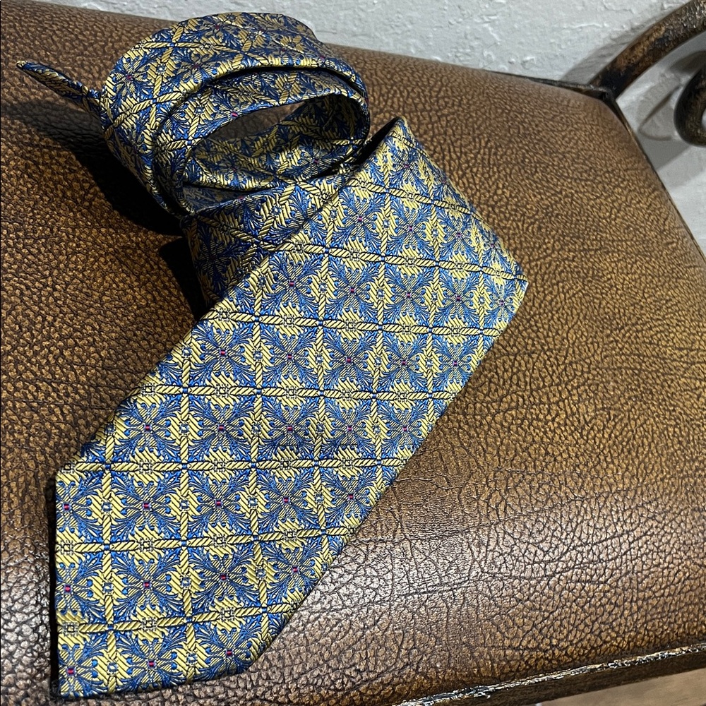 Like New Nicola Ferri Milano 100% Silk Sophisticated Patterned Tie Blue & Gold!